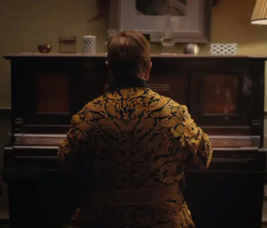 Mir el emotivo comercial navideo que protagoniza Elton John.